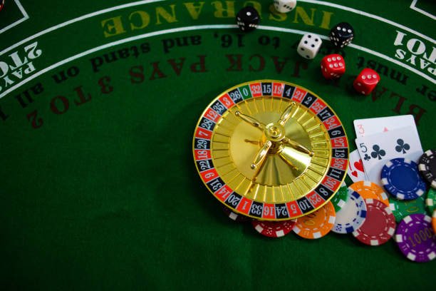 Dealer live casino profesional yang memandu permainan secara langsung